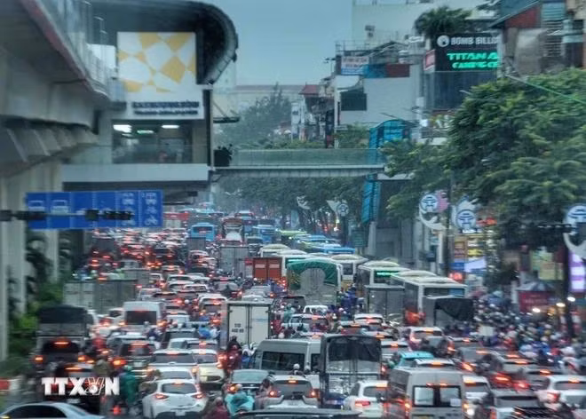 Hà Nội là Thủ đô có mật độ dân số cao thứ hai trong 63 tỉnh, thành phố trực thuộc Trung ương. Với mật độ dân số là 2.398 người/km2, cao gấp 8,2 lần so với mật độ dân số cả nước. (Ảnh: TTXVN)