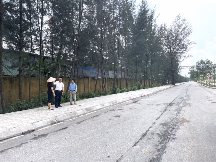 Tuyến đường chuyên dùng của Công ty Kho vận Đá Bạc đi qua địa bàn phường Bắc Sơn (TP Uông Bí) đã được sửa chữa, thay thế các tấm đan, nắp cống, nạo nét cống rãnh...