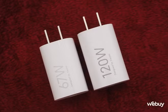 So sánh 2 củ sạc 67W và 120W cùng series sạc nhanh của Xiaomi: Có thể thấy phiên bản 120W không lớn hơn nhiều so với bản 67W.