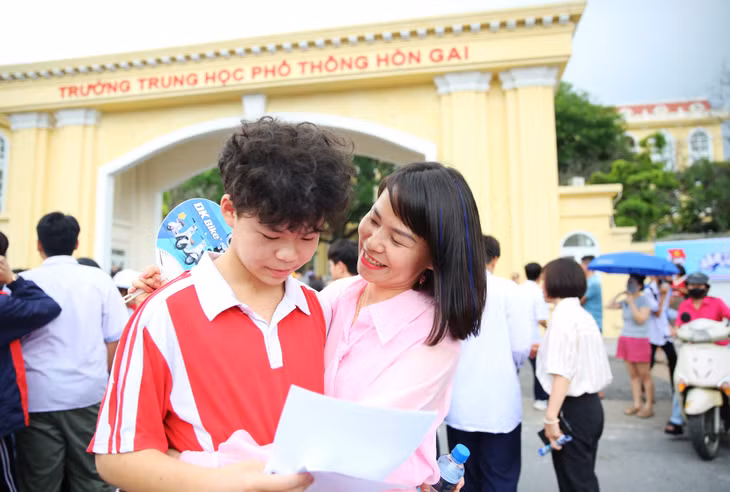 Các bậc phụ huynh hỏi han, động viên con sau giờ thi để tự tin hoàn thành tốt các môn thi còn lại.