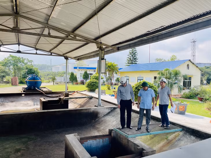 và kiểm tra khu vực có chứa các chất thải nguy hại của Kho xăng dầu K130 (Công ty Xăng dầu B12).