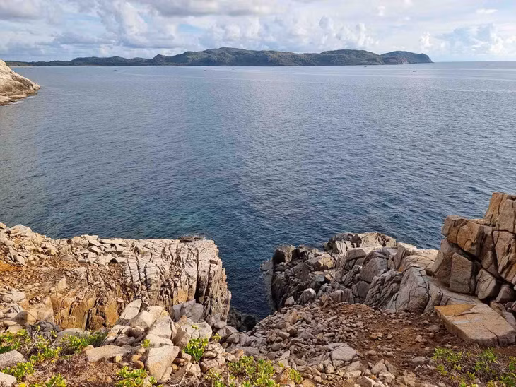 Mũi Tàu Bể nằm trên đường từ sân bay về trung tâm thị trấn. Ảnh: Lê Dân Nam