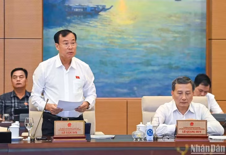 Chủ nhiệm Ủy ban Quốc phòng và An ninh Lê Tấn Tới báo cáo tại phiên họp. (Ảnh: DUY LINH)