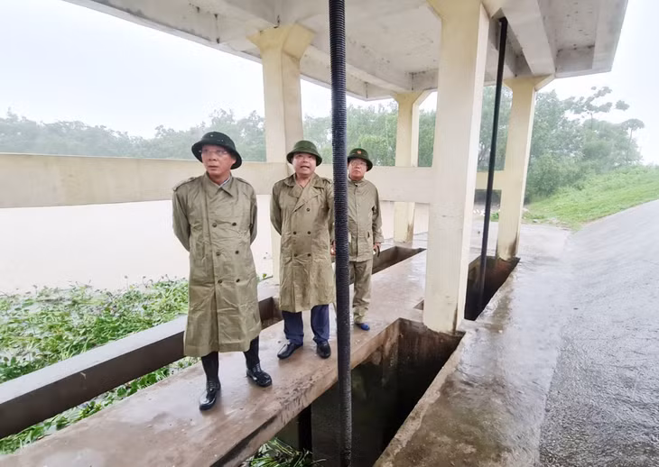 Đồng chí Chủ tịch UBND Thị xã đã trực tiếp đi kiểm tra tại việc tiêu thoát nước tại khu vực Cống 5 cửa Sông Khoai