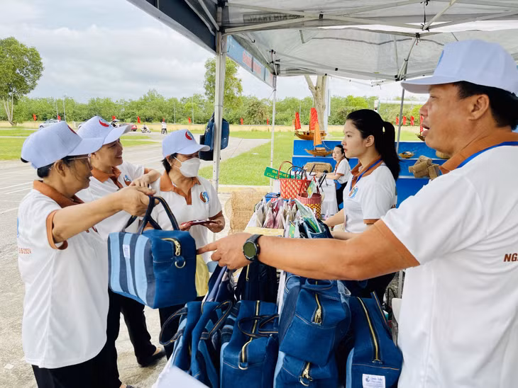 ... và mua những sản phẩm tái chế của hợp tác xã Green Life Hạ Long.