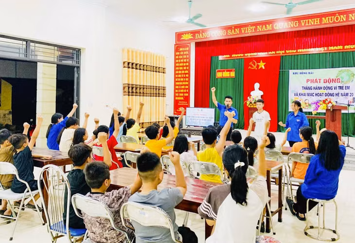 Đoàn Thanh niên phường Phương Nam (TP Uông Bí) tuyên truyền kiến thức, kỹ năng phòng, chống tai nạn thương tích cho thanh thiếu nhi. Ảnh: Đơn vị cung cấp.
