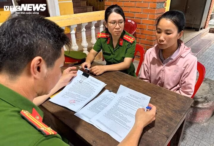 Cán bộ công an đang làm việc với Thạch Thị Loan. (Ảnh: CACC)