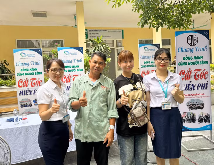 Chị Hoài tích cực kết nối các đơn vị thực hiện chương trình cắt tóc miễn phí cho bệnh nhân điều trị nội trú tại viện 1 tháng/lần duy trì từ giữa năm 2023 đến nay.