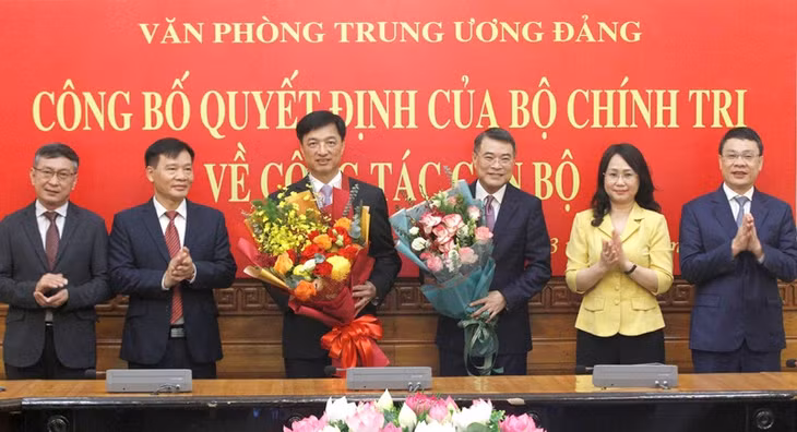 Các đồng chí Lãnh đạo Văn phòng Trung ương Đảng chúc mừng đồng chí Lê Minh Hưng và đồng chí Nguyễn Duy Ngọc nhận nhiệm vụ mới.