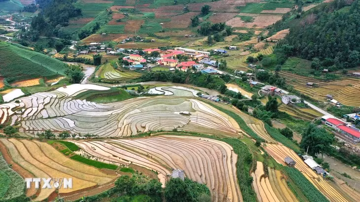 Ngắm nhìn từ trên cao là vẻ đẹp thanh bình, trong trẻo ở vùng đất Mù Cang Chải. (Ảnh: Tuấn Anh/TTXVN)