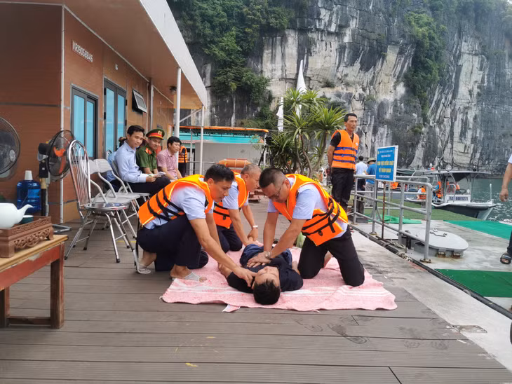 Lực lượng cứu hộ diễn tập sơ cứu nạn nhân bị ngạt nước.