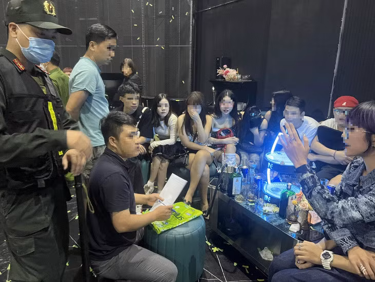 Cảnh sát tiến hành kiểm tra, phân loại những "dân chơi" dương tính với ma túy - Ảnh: NGỌC BÍCH