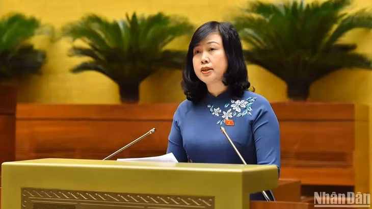 Bộ trưởng Y tế Đào Hồng Lan trình bày tờ trình về dự thảo Luật. (Ảnh: THỦY NGUYÊN)