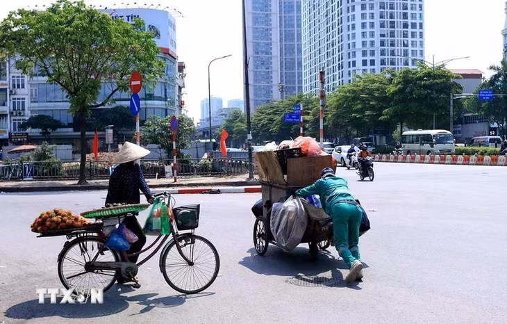 Người lao động mưu sinh dưới nắng nóng gay gắt. (Ảnh: Tuấn Anh/TTXVN)