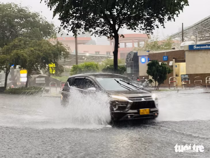 Mưa trắng trời khu vực quận 1 - Ảnh: LÊ THÀNH HUY