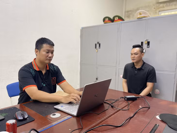 Đại úy Nguyễn Trung Phong lấy lời khai đối tượng sử dụng ma túy, ngày 20/6/2024.
