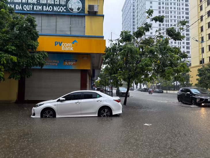 Đường 25/4, TP Hạ Long, ngập từ sáng nay.