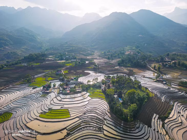 Thời gian đẹp nhất trong ngày để ngắm nhìn Y Tý mùa đổ ải là lúc bình minh và lúc mặt trời lặn. Ảnh: Nguyễn Khánh Vũ Khoa