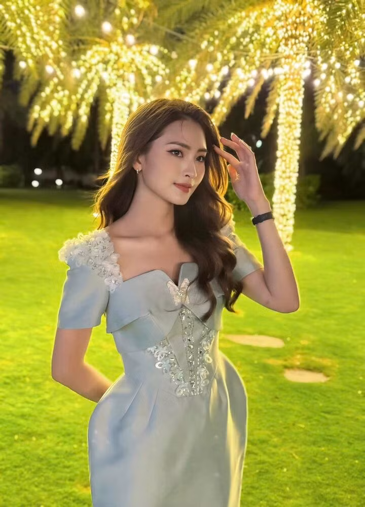 Nữ MC sở hữu gương mặt đẹp cùng vóc dáng chuẩn, lối dẫn dí dỏm.