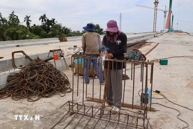 Thi công Cầu bắc qua sông Vàm Cỏ Tây - một trong các dự án đầu tư công trọng điểm của tỉnh Long An. (Ảnh: Minh Hưng/TTXVN)