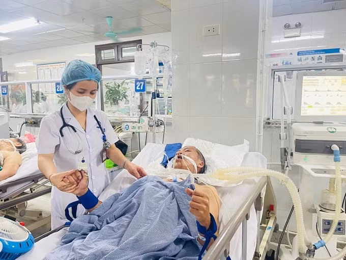 Bác sĩ điều trị cho bệnh nhân. Ảnh: Bệnh viện cung cấp