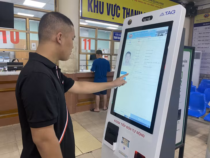 Anh Đinh Quốc Trung (phường Hà Tu, TP Hạ Long) lấy số thứ tự đăng ký khám chữa bệnh qua kiosk tự phục vụ.