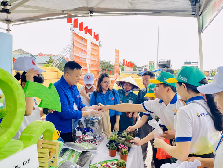Người dân hào hứng tham gia đổi pin lấy hạt giống, cây xanh, phân bón hữu cơ...