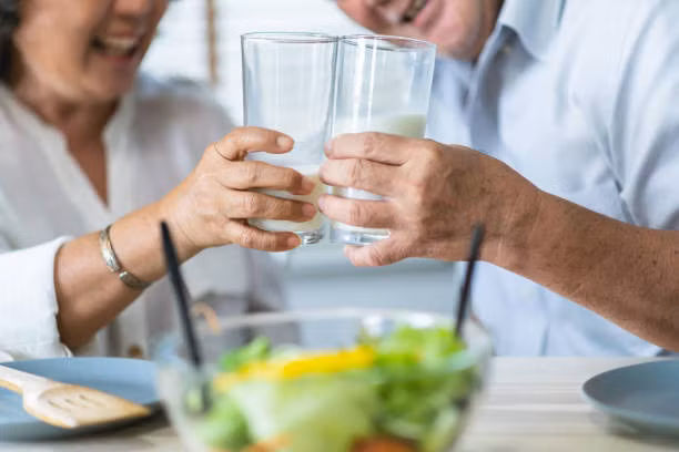 Uống sữa là cách để người già, người cao tuổi bổ sung các chất dinh dưỡng cho cơ thể.