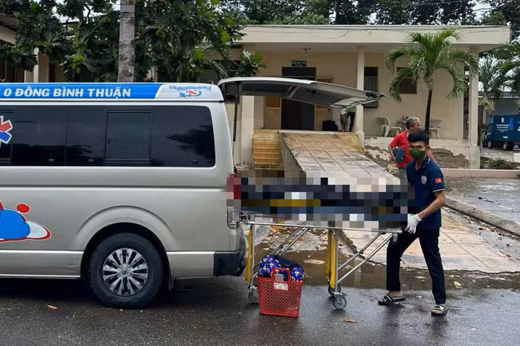 Thi thể nạn nhân được xe cứu thương hỗ trợ đưa về sau khi cơ quan chức năng hoàn tất khám nghiệm. Ảnh: Duy Tuấn