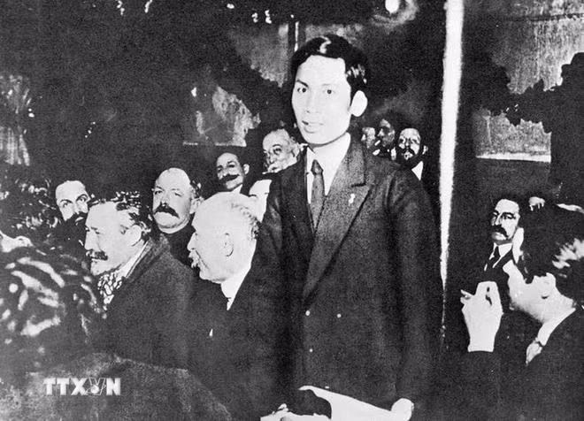 Từ ngày 25-30/12/1920, chàng thanh niên yêu nước Nguyễn Ái Quốc (tên của Chủ tịch Hồ Chí Minh trong thời gian hoạt động cách mạng ở Pháp) tham dự Đại hội lần thứ 18 Đảng Xã hội Pháp ở thành phố Tours với tư cách đại biểu Đông Dương. Nguyễn Ái Quốc ủng hộ Luận cương của Lê-nin về vấn đề dân tộc và thuộc địa; tán thành việc thành lập Đảng Cộng sản Pháp và trở thành một trong những người sáng lập Đảng Cộng sản Pháp, và cũng là người Cộng sản đầu tiên của dân tộc Việt Nam. (Ảnh: Tư liệu TTXVN)