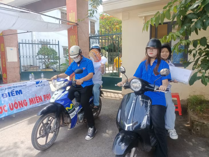 Đoàn Thanh niên huyện Tiên Yên bố trí xe đưa đón các thí sinh đến điểm thi.