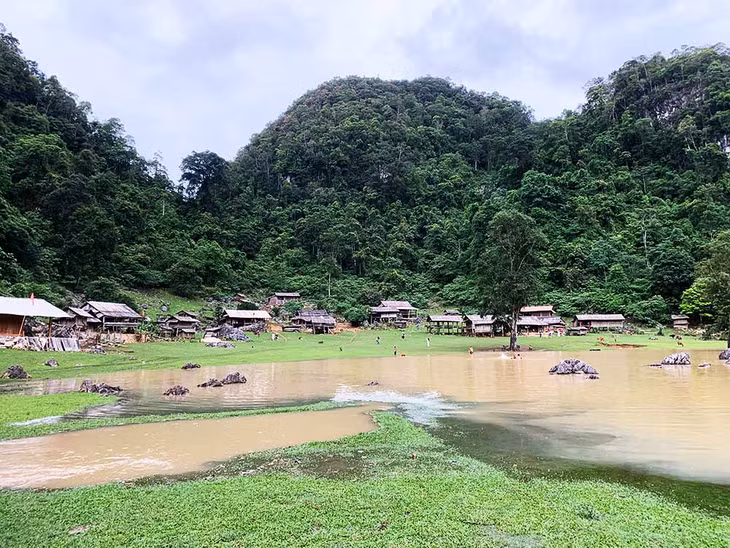 Bản hang Táu - làng nguyên thủy hoang sơ của Mộc Châu. Ảnh: Hà An
