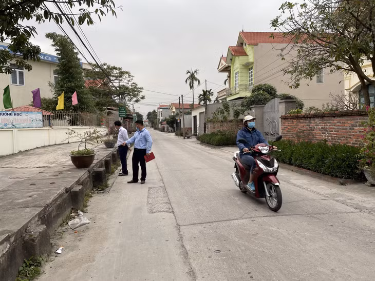 Tuyến mương thôn Đạm Thủy (xã Thuỷ An, TX Đông Triều) có khoảng 400/700m xây cao hơn mặt đường, gây mất ATGT và mỹ quan đô thị.