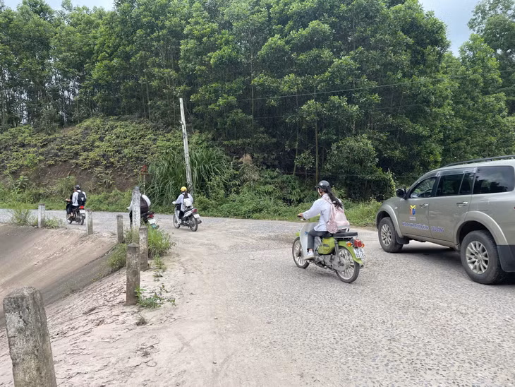 Đập tràn Pồ Lồ, mỗi khi mưa to hay khi thủy triều dâng cao sẽ bị ngập sâu trong nước.