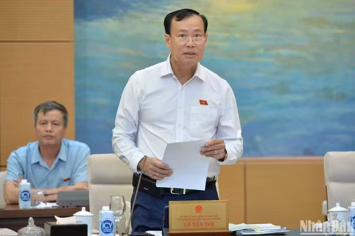 Chủ nhiệm Ủy ban Quốc phòng và An ninh Lê Tấn Tới báo cáo tại phiên họp. (Ảnh: DUY LINH)