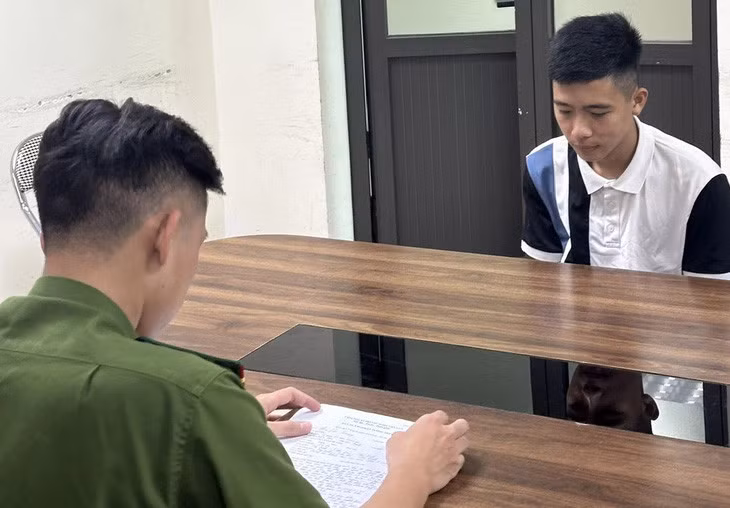 Công an làm việc với nghi can đập kính 9 ô tô - Ảnh: Công an cung cấp