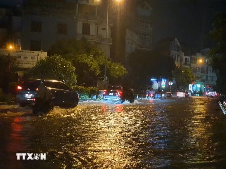 Mưa lớn gây ngập úng một số tuyến đường ở Hà Nội. (Ảnh: Mạnh Khánh/TTXVN)