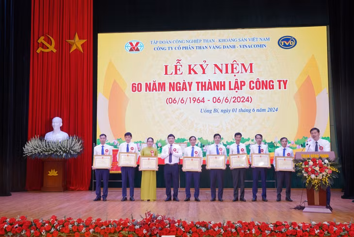 Đồng chí Nghiêm Xuân Cường, Phó Chủ tịch UBND tỉnh, tặng Bằng khen của UBND tỉnh cho các tập thể và cá nhân của Công ty CP than Vàng Danh - Vinacomin.