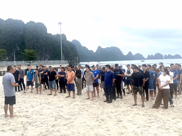 Quang cảnh lớp tập huấn tại Bãi biển cột 8 phường Hồng Hà.