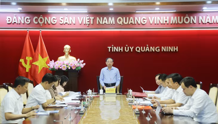 Đồng chí Nguyễn Xuân Ký, Ủy viên Trung ương Đảng, Bí thư Tỉnh ủy, Chủ tịch HĐND tỉnh, kết luận cuộc họp.