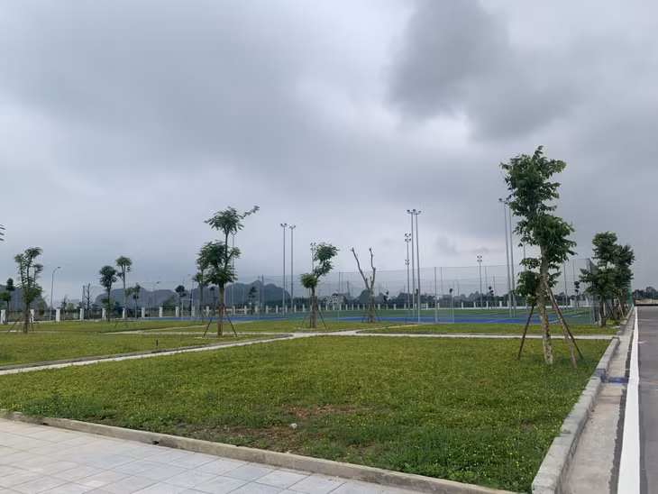 4 sân tennis nằm trong quần thể Trung tâm Thể thao khu kinh tế Vân Đồn đạt tiêu chuẩn tổ chức được các giải đấu lớn.
