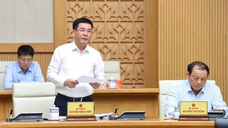 Bộ trưởng Công thương Nguyễn Hồng Diên phát biểu tại phiên họp.