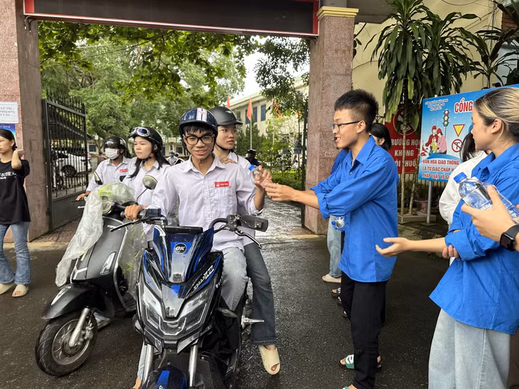 Lực lượng thanh niên tình nguyện tại điểm thi trên địa bàn huyện Tiên Yên tiếp sức cho các sĩ tử sau khi hoàn thành môn thi thứ 2 của kỳ thi.