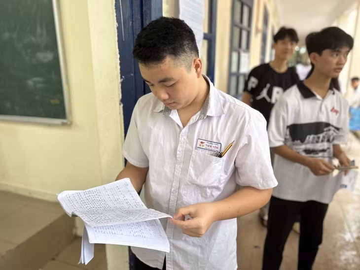 Tranh thủ ôn lại kiến thức trước khi vào phòng thi.