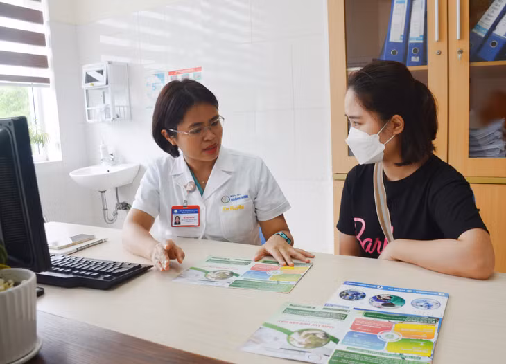 Bác sĩ Bệnh viện Sản Nhi tỉnh tư vấn cho thai phụ đến khám tại bệnh viện.