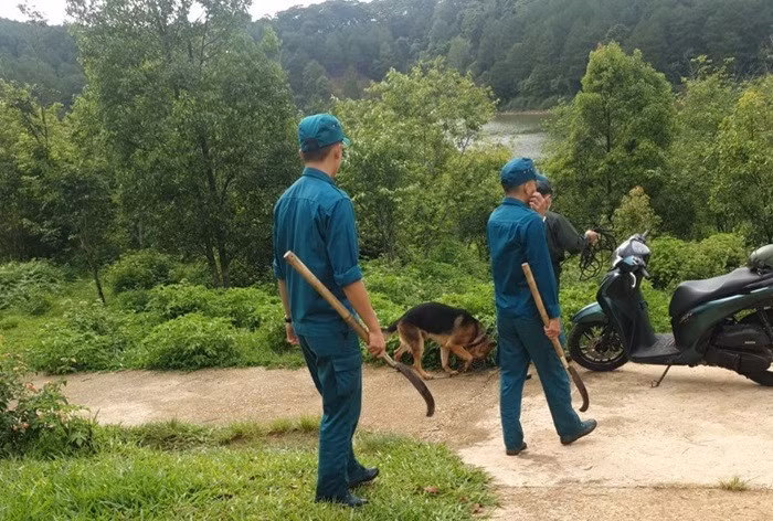 Trước đó, lực lượng chức năng đã tìm kiếm nhiều giờ đồng hồ mới phát hiện tử thi trên.