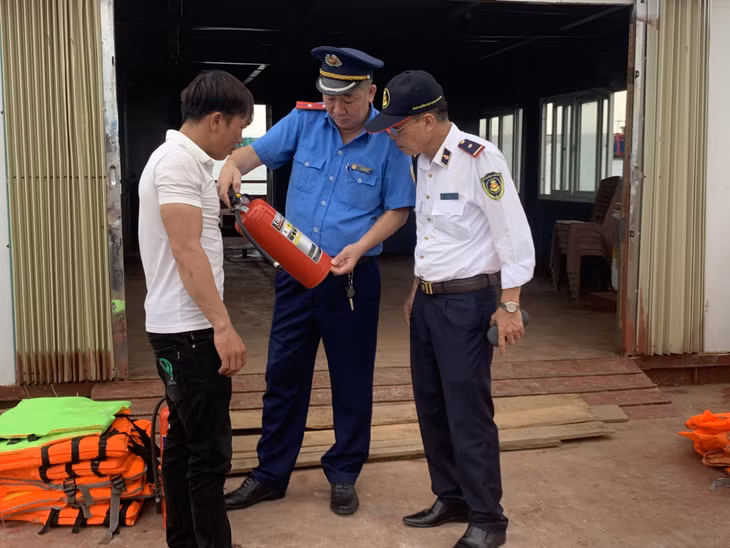 Lực lượng chức năng kiểm tra trang thiết bị phương tiện vận chuyển khách ra đảo Cái Chiên (huyện Hải Hà).