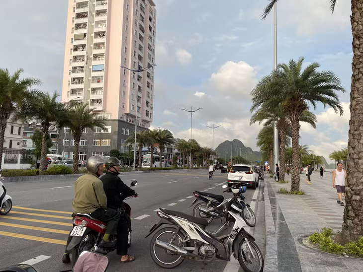 Nhiều phương tiện đỗ dưới lòng đường, gây mất ATGT, mỹ quan đô thị.
