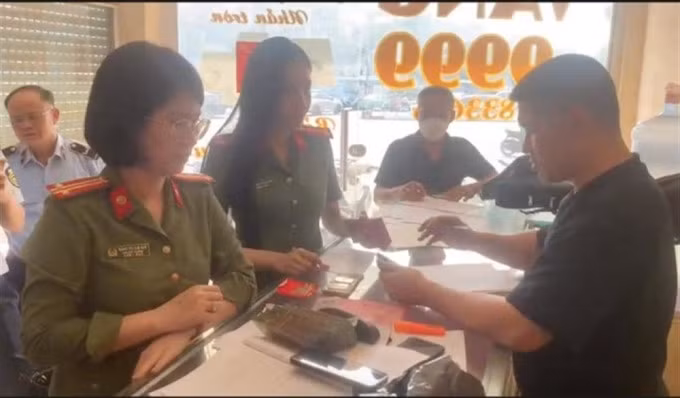 Các đơn vị chức năng kiểm tra một cơ sở kinh doanh vàng bạc phát hiện có sai phạm. Ảnh: Bộ Công an