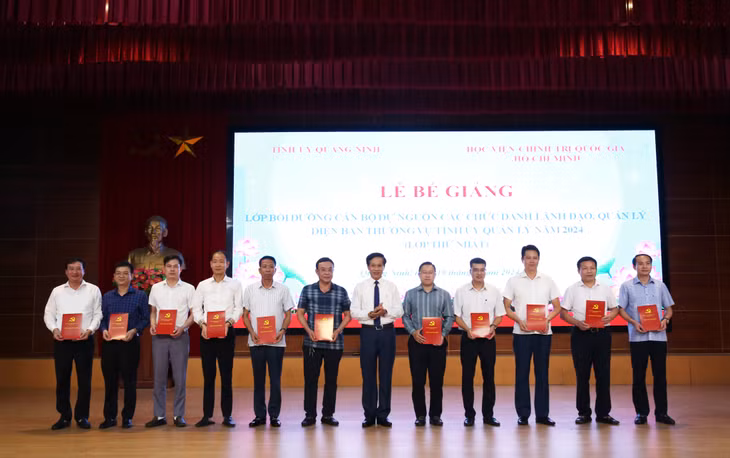 Đồng chí Hoàng Phúc Lâm, Phó Giám đốc Học viện Chính trị Quốc gia Hồ Chí Minh trao giấy chứng nhận cho các học viên.